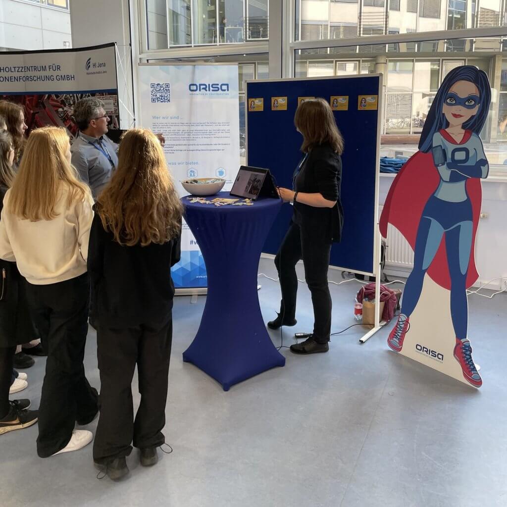 Jugendliche beim Berufeinfo-Speed-Dating mit Mitarbeitern der ORISA Software GmbH