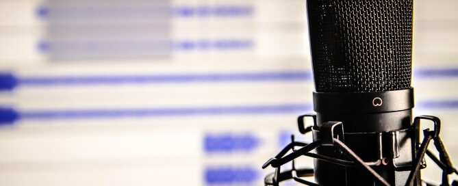 Mikrofon vor Bildschirm - Podcast