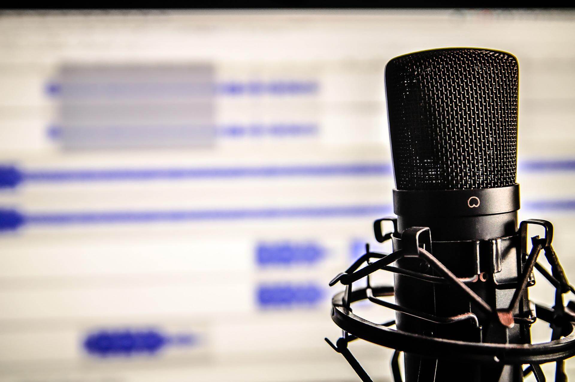 Mikrofon vor Bildschirm - Podcast